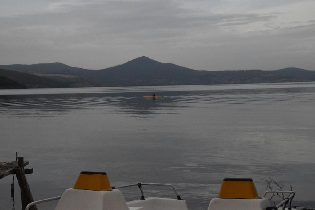 Independent Villa With Private Beach On The Lake Браччано Екстер'єр фото