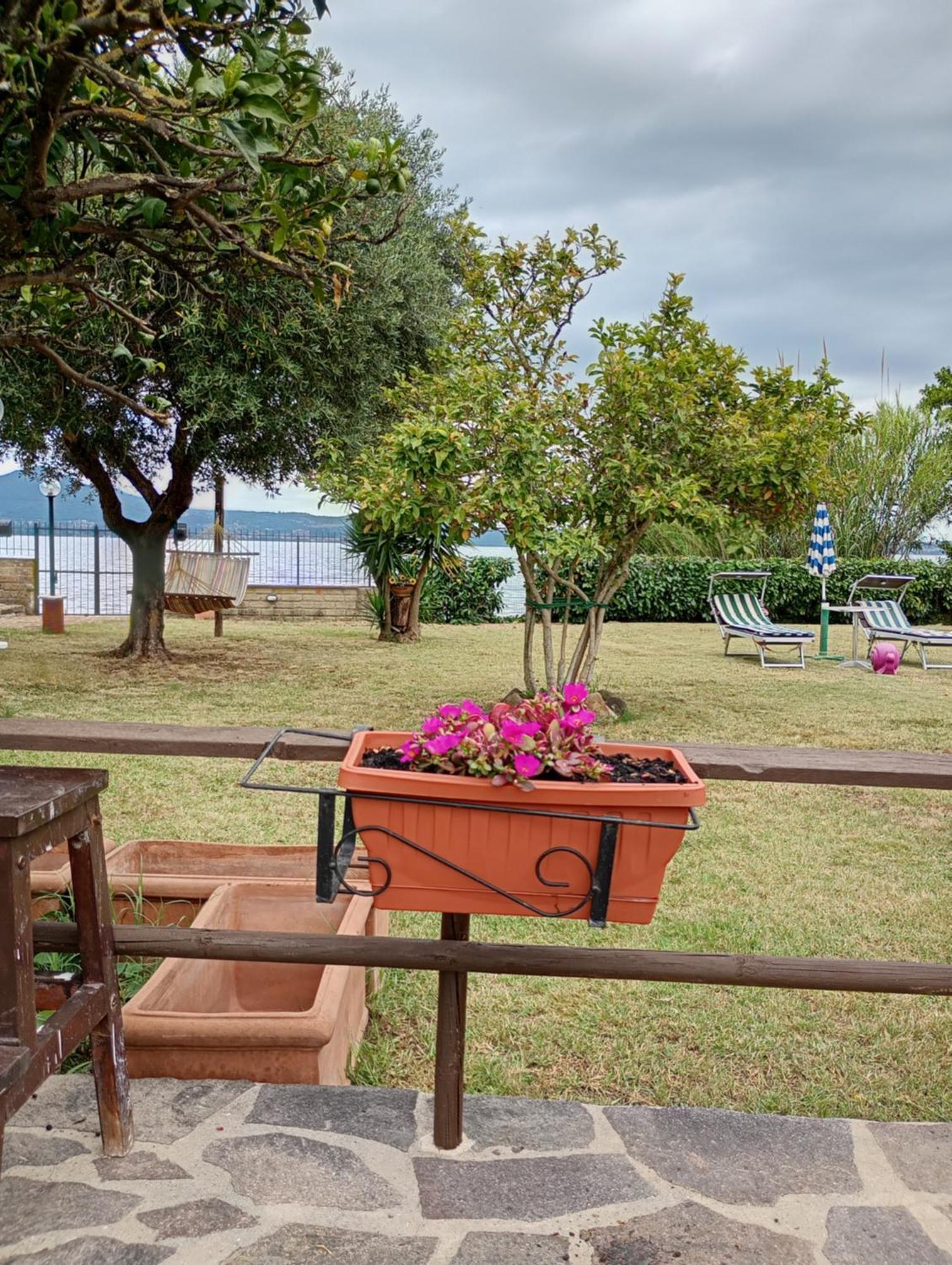 Independent Villa With Private Beach On The Lake Браччано Екстер'єр фото