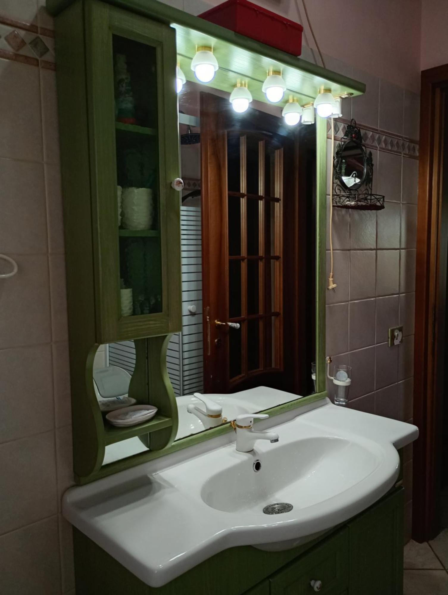 Independent Villa With Private Beach On The Lake Браччано Екстер'єр фото