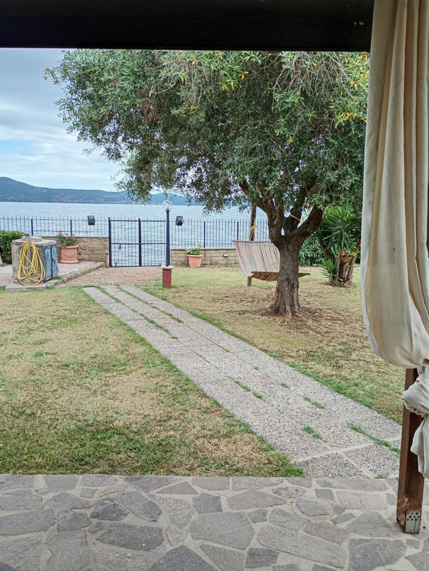 Independent Villa With Private Beach On The Lake Браччано Екстер'єр фото